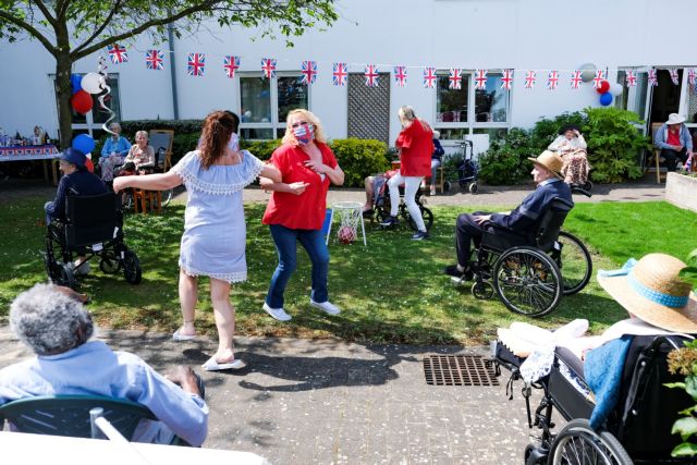 Ενας στους έξι Βρετανούς δεν σκοπεύει να εμβολιαστεί για τον κοροναϊό