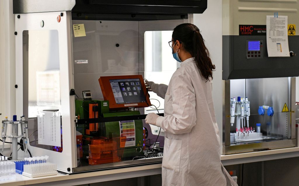 Υποσχόμενο κοκτέιλ αντισωμάτων ενδέχεται να θεραπεύει αλλά και να προλαμβάνει τον κοροναϊό