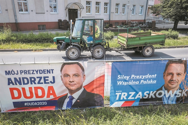 «Ανάμεσα στην ελπίδα και την καταστροφή»