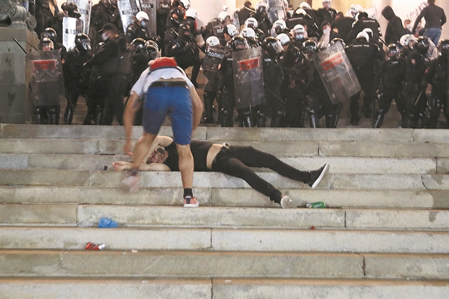 Αγκαλιές στην Μπραζίλια, επεισόδια στο Βελιγράδι