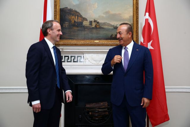 Στο Λονδίνο ο Τσαβούσογλου – Τι συζήτησε με τον Βρετανό ομόλογό του