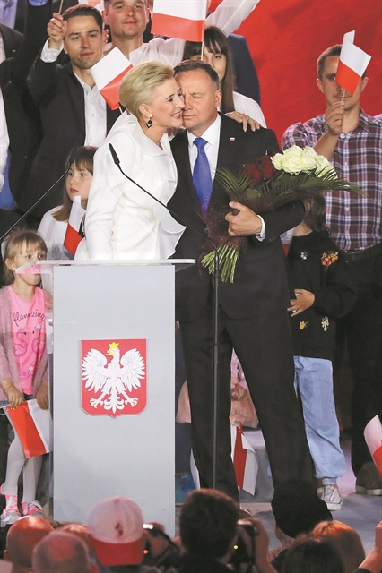 Μια χώρα κομμένη στα δύο