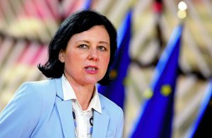 Η αντιπρόεδρος της ΕΕ στα ΝΕΑ: Η παραπληροφόρηση απειλεί τις ευρωεκλογές