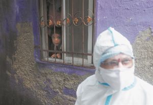 Συνεχίζουν να ξιφομαχούν οι ειδικοί για τον κορωνοϊό