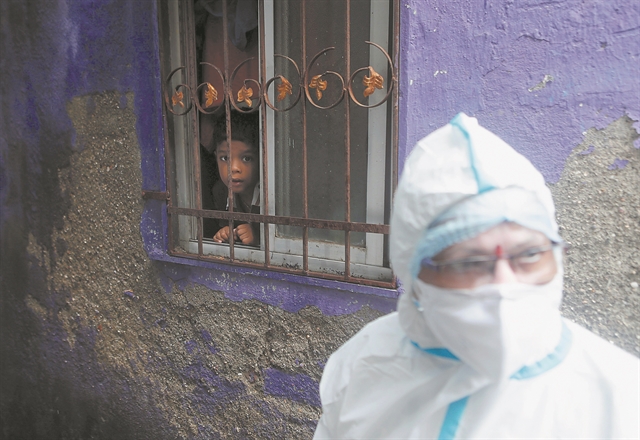 Συνεχίζουν να ξιφομαχούν οι ειδικοί για τον κορωνοϊό