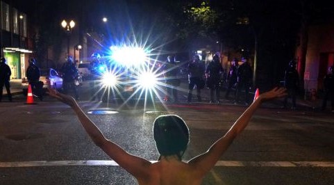 «Γυμνή Αθηνά»: Η διαδηλώτρια που έκλεψε την παράσταση στα επεισόδια του Πόρτλαντ