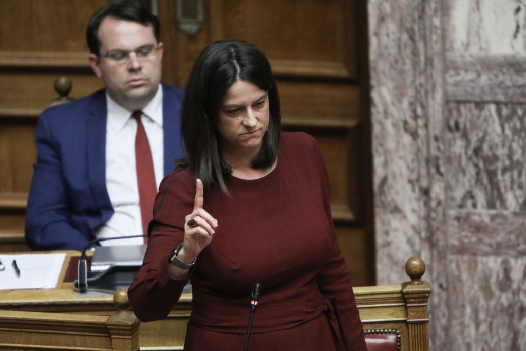 Απομακρύνεται άμεσα στέλεχος του υπ. Παιδείας για το ρατσιστικο σχόλιο κατά Αντετοκούνμπο