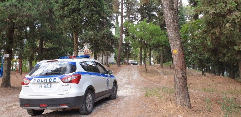 Τρίκαλα: Νεκρή εντοπίστηκε νεαρή γυναίκα έξω από ναό - Φέρει τραύματα και μώλωπες | tanea.gr