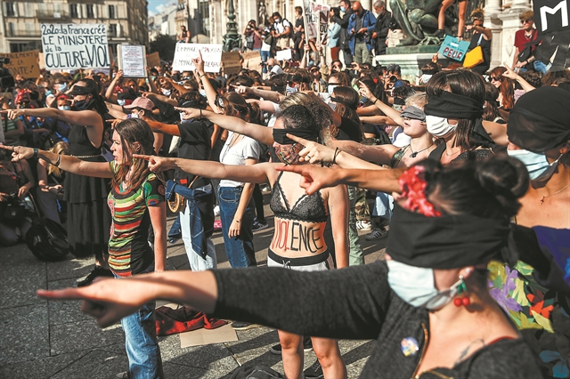 Πολλές ιστορίες γυναικών, πολύςδρόμος ακόμα
