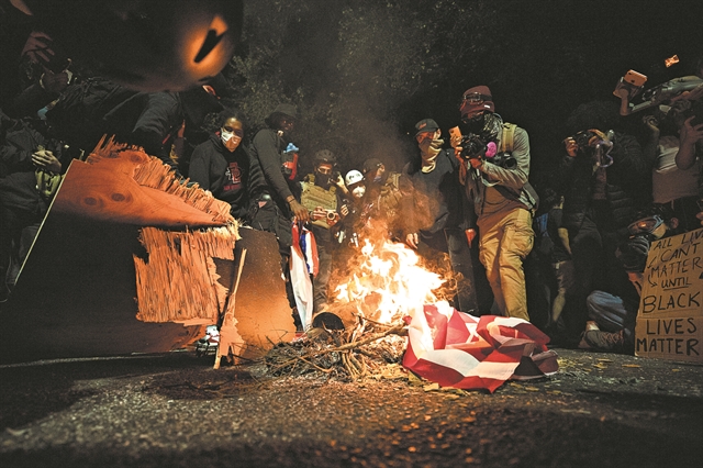 Η σκιά του 1933 πέφτει βαριά στην Αμερική