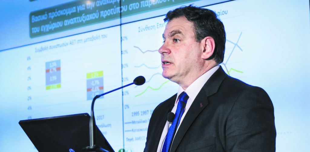 Προβλέπει ύφεση από 7,5% έως 10,5%