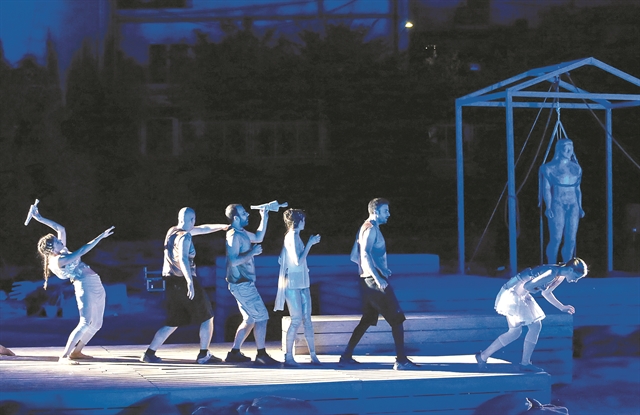 Ερμηνείες και ρόλοι