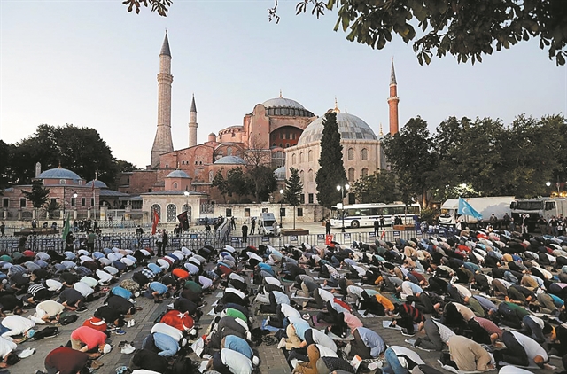 Μια παράξενη επέτειος στη σκιά δύο μεγάλων κρίσεων