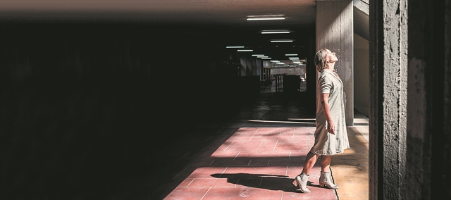 «Για τις γενιές που χάθηκαν μαχόμενες για την αγάπη και το φως»