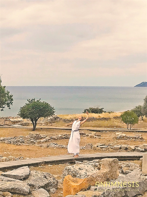 Αποστολία Παπαδαμάκη, Γιάννης Στάνκογλου και Μαρία Παπαγεωργίου στο ιερό της Αρχαίας Ζώνης