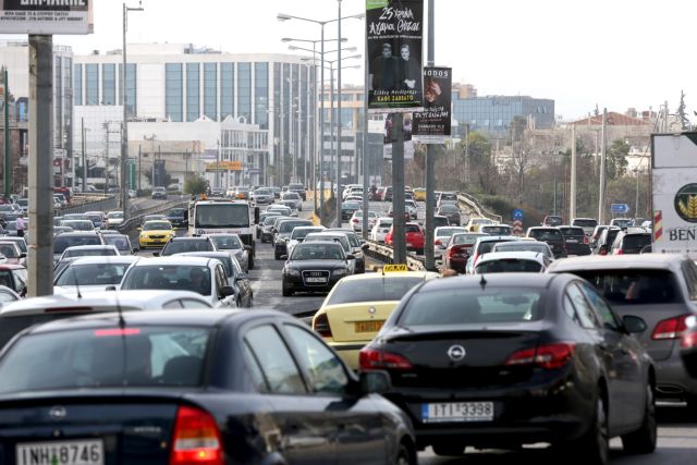 Μποτιλιάρισμα στην Κηφισίας μετά από τροχαίο λεωφορείου με ΙΧ