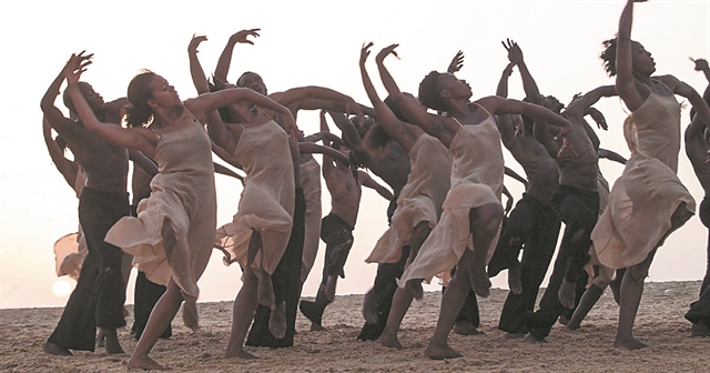 Ο Στραβίνσκι της Μπάους σε παραλία της Σενεγάλης