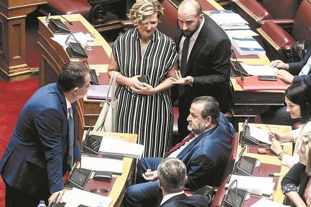 Μια χειρονομία και μια απρέπεια που βυθίζει τον ΣΥΡΙΖΑ στο 2012