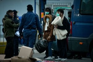 Συνεχίζεται η αποχώρηση προσφύγων από τη Μυτιλήνη