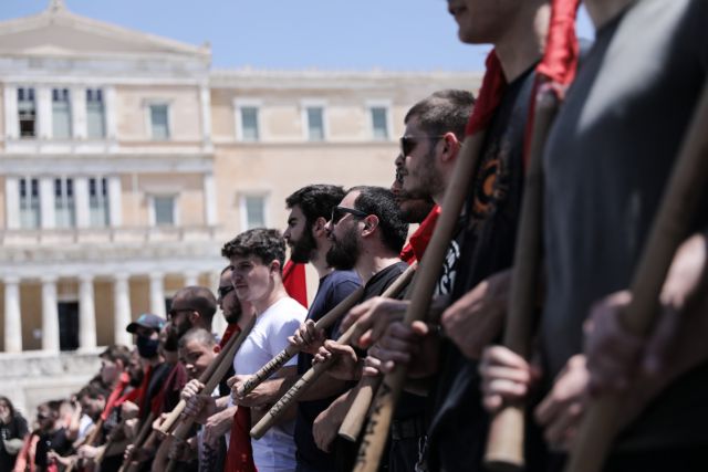 Μάχη στη Βουλή για τις διαδηλώσεις – «Ποινικοποιείται η συμμετοχή σε συγκεντρώσεις»