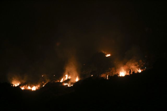 Μία σύλληψη για τη φωτιά στο Πέραμα – Ολονύχτια μάχη με τις φλόγες