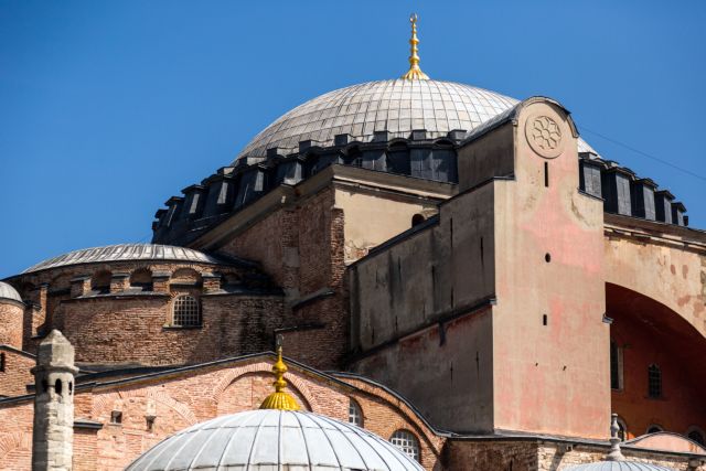 Πένθιμα ηχούν οι καμπάνες στην Πάτρα σε ένδειξη θλίψης για την Αγία Σοφία