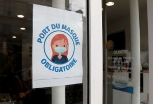Γαλλία: Υποχρεωτική η μάσκα σε τράπεζες και καταστήματα από τις 20 Ιουλίου