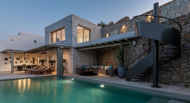 Η χλιδάτη βίλα που κάνει διακοπές ο Τσιτσιπάς και κοστίζει 17.000 λίρες την εβδομάδα