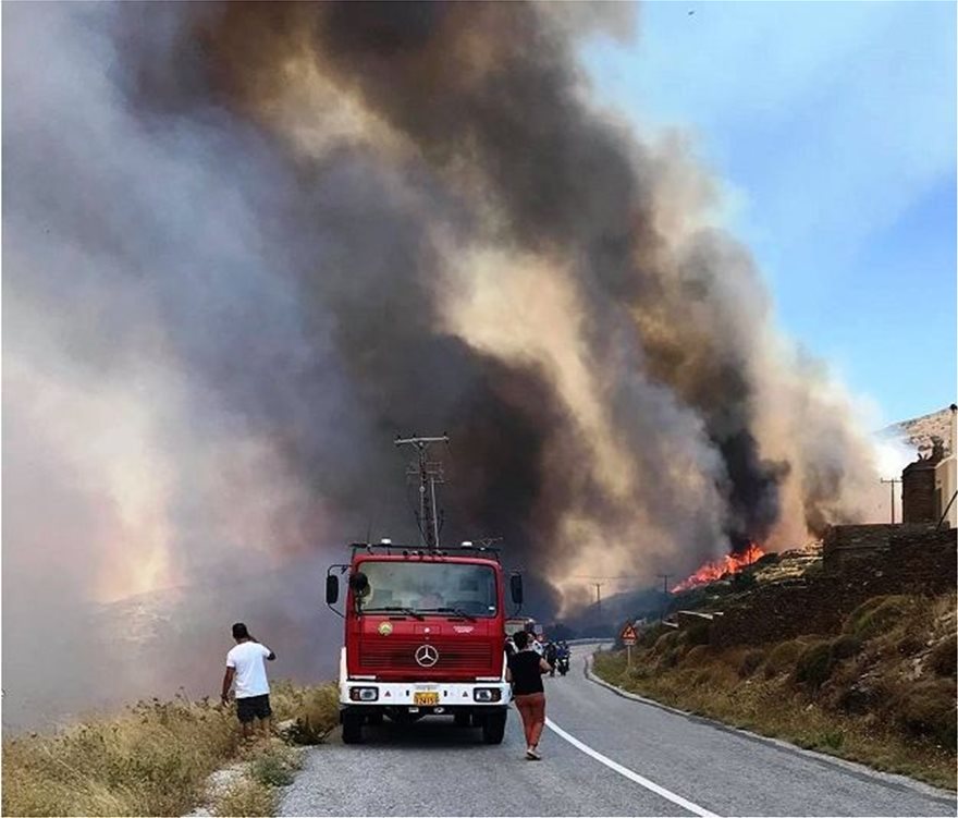 Φωτιά στην Άνδρο: Εκκενώθηκε ο οικισμός Καλαμάκι