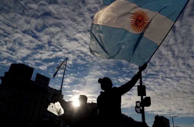 Επελαύνει ο κοροναϊός στην Αργεντινή – Πάνω από οι 2.000 οι νεκροί
