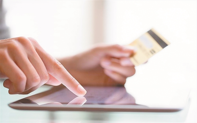 Μικρά δάνεια και πιστωτικές κάρτες μέσω e-banking