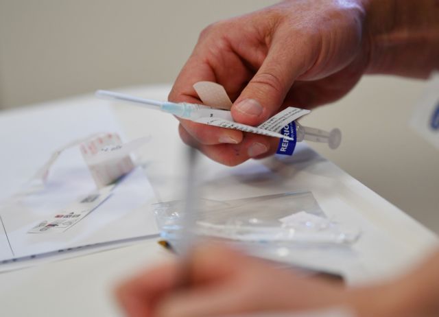 Κοροναϊός: Αχτίδα ελπίδας με το εμβόλιο της Οξφόρδης