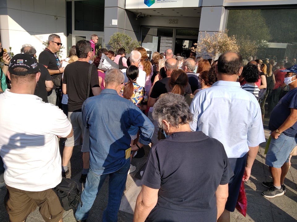 Μεγάλη ουρά και ένταση μεταξύ πολιτών έξω από τον ΕΦΚΑ Καλλιθέας