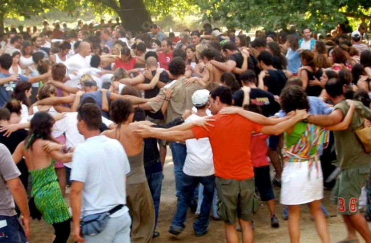 Τρόμος για τα πανηγύρια: Τι συστήνουν οι ειδικοί – Που προσανατολίζεται η κυβέρνηση