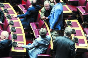 Παραπομπές, εντάσεις και χυδαιότητες