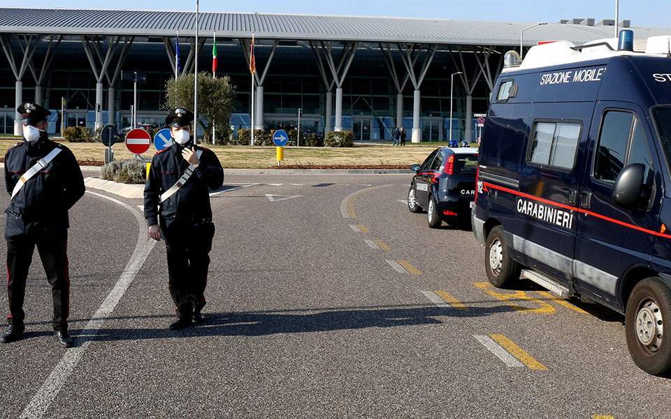 Σε απολογία ο περιφερειάρχης Λομβαρδίας για απευθείας ανάθεση στον κουνιάδο του