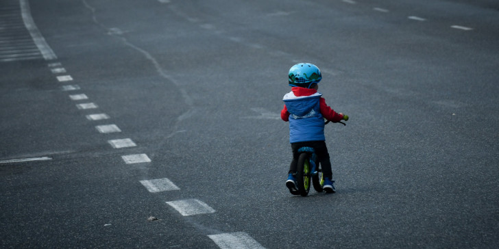 Υποχρεωτικό το κράνος για ποδηλάτες έως 12 ετών