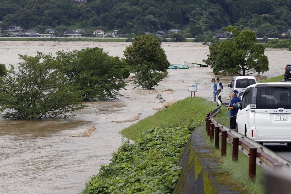 Καταρρακτώδεις βροχές σαρώνουν την Ιαπωνία – 75.000 άτομα εκτοπίστηκαν και τουλάχιστον 13 αγνοούνται