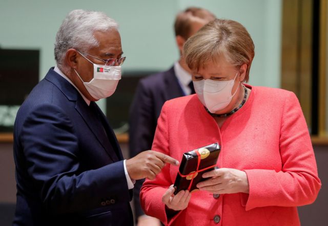 Η Μέρκελ περνά τα γενέθλιά της στη Σύνοδο Κορυφής – Τα δώρα που της πήραν οι ηγέτες της ΕΕ