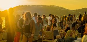 Αρχισαν οι συλλήψεις για τα πριβέ «κορόνα πάρτι» σε βίλες στη Μύκονο