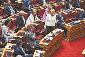 Ξορκίζει τώρα τον Καραμανλή και αναζητεί παπανδρεϊκούς