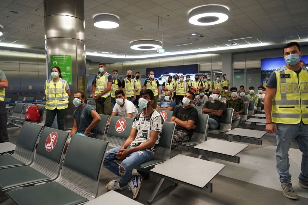 Μεταναστευτικό: Ξεκίνησαν οι απελάσεις – Το μήνυμα του Μηταράκη