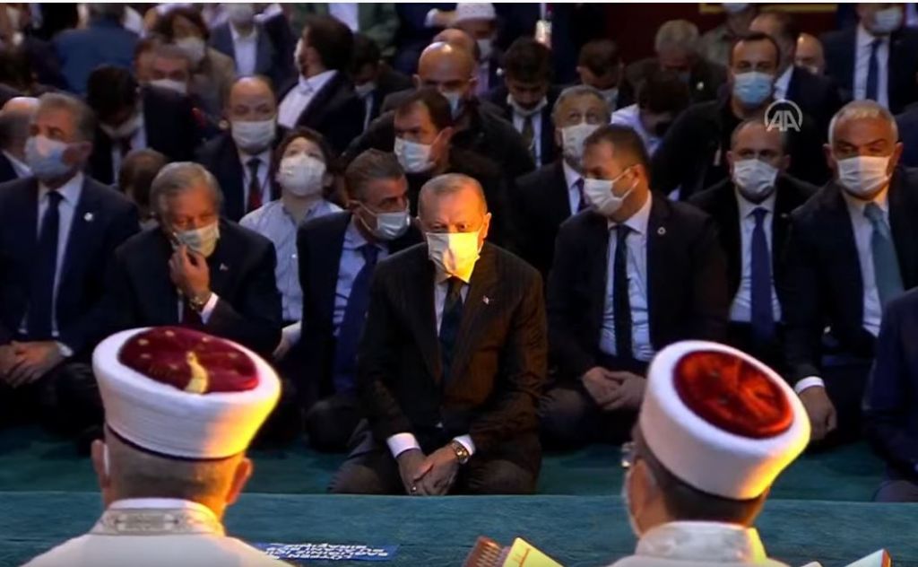 Αγία Σοφία: Ο Ερντογάν και πλήθος κόσμου στην πρώτη μουσουλμανική προσευχή