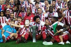 Ολυμπιακός: «Είμαστε πια πρωταθλητές» τραγουδούν ο Μαρτίνς και 16 παίκτες του