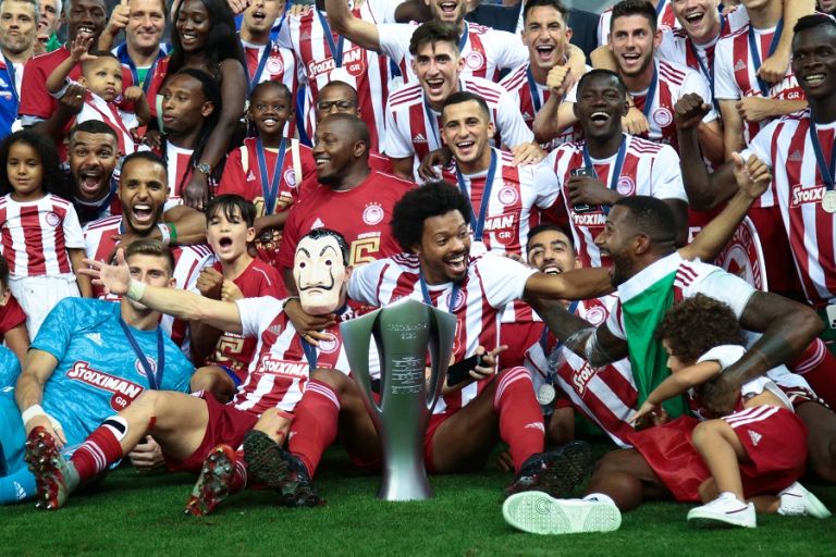 Ολυμπιακός: «Είμαστε πια πρωταθλητές» τραγουδούν ο Μαρτίνς και 16 παίκτες του