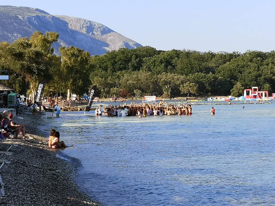Κέρκυρα: Συλλήψεις και «καμπάνα» 10.000 ευρώ για beach party