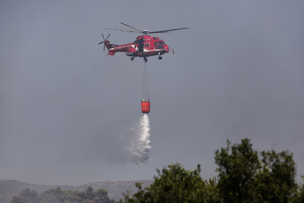 Λαύριο: Διάσπαρτες εστίες φωτιάς – Ενίσχυση των πυροσβεστικών δυνάμεων