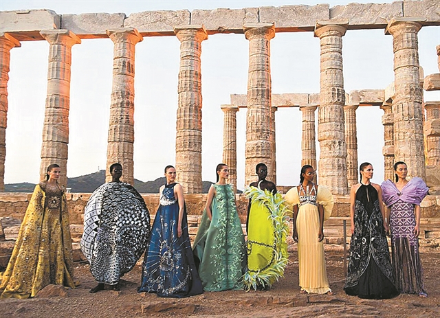 Η Mary για τα Ancient Greek Sandals