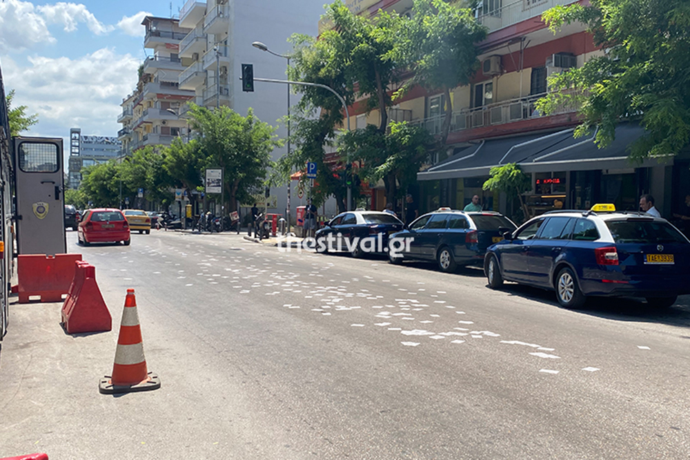 Θεσσαλονίκη: Αντιεξουσιαστές πέταξαν τρικάκια έξω από το τουρκικό προξενείο