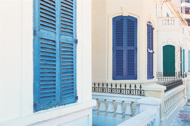 Παντζούρια κλειστά…